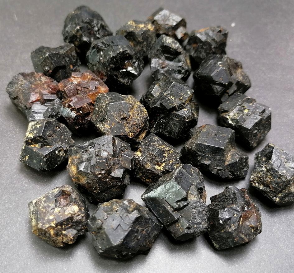 Svart Granat (Andradite)  - 3