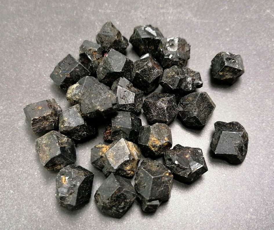 Svart Granat (Andradite) 