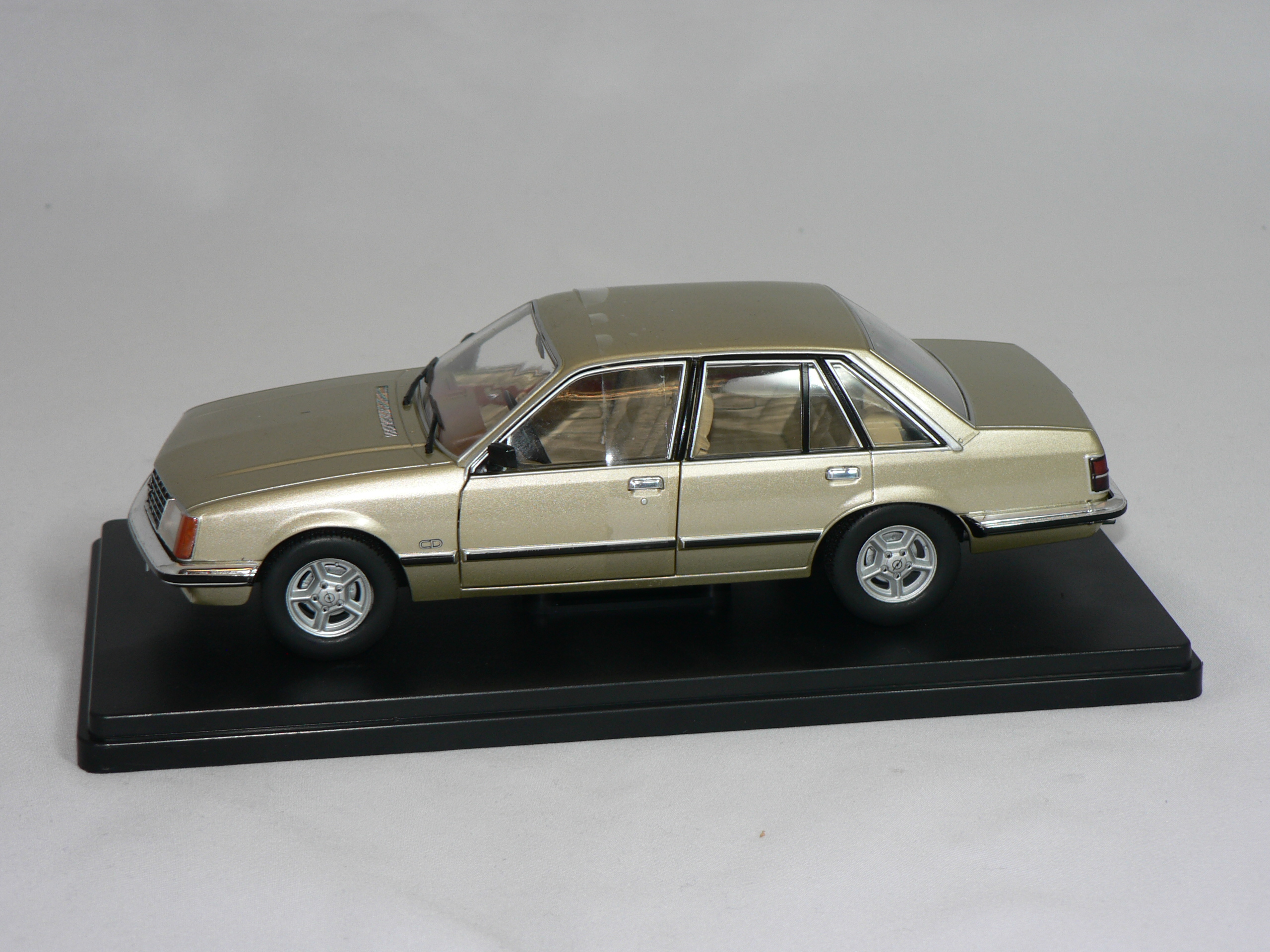 Opel Senator  1978   1:24 Whitebox - 3