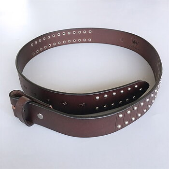 Ledergürtel Classic Nails Studded Dark Coffee Farbe Dunkelbraun.