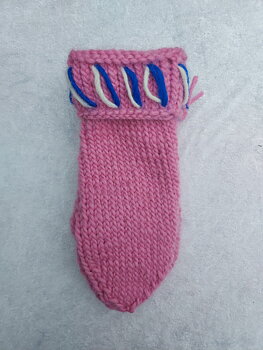 Handstickade lovikka vantar, rosa, ca 30cm