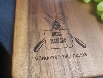 farsdags present Skärbräda med gravyr Grillmästare världens bästa pappa 46x27cm