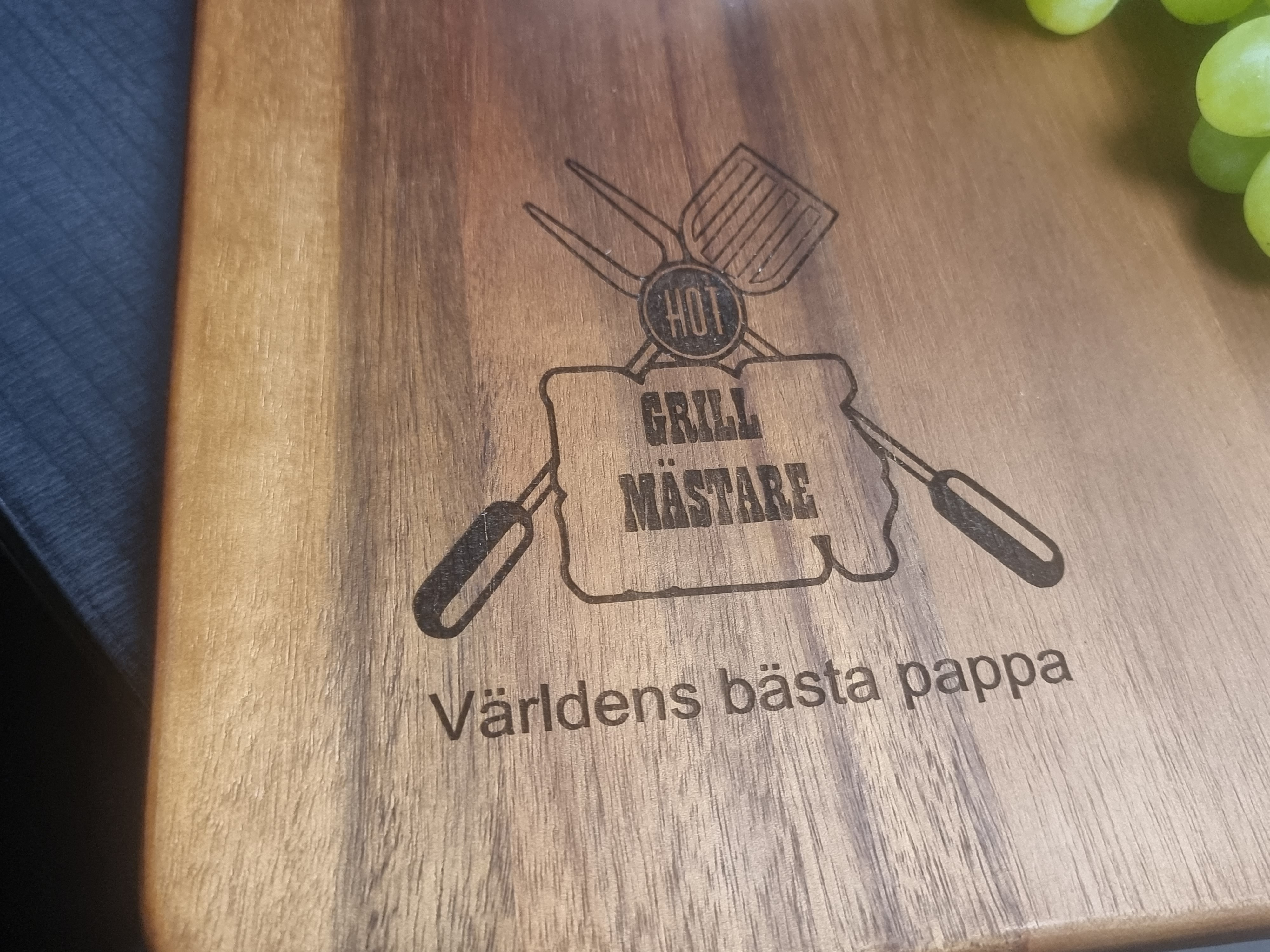 Farsdags present Skärbräda med gravyr Grillmästare med världens bästa pappa 43x19cm - 2