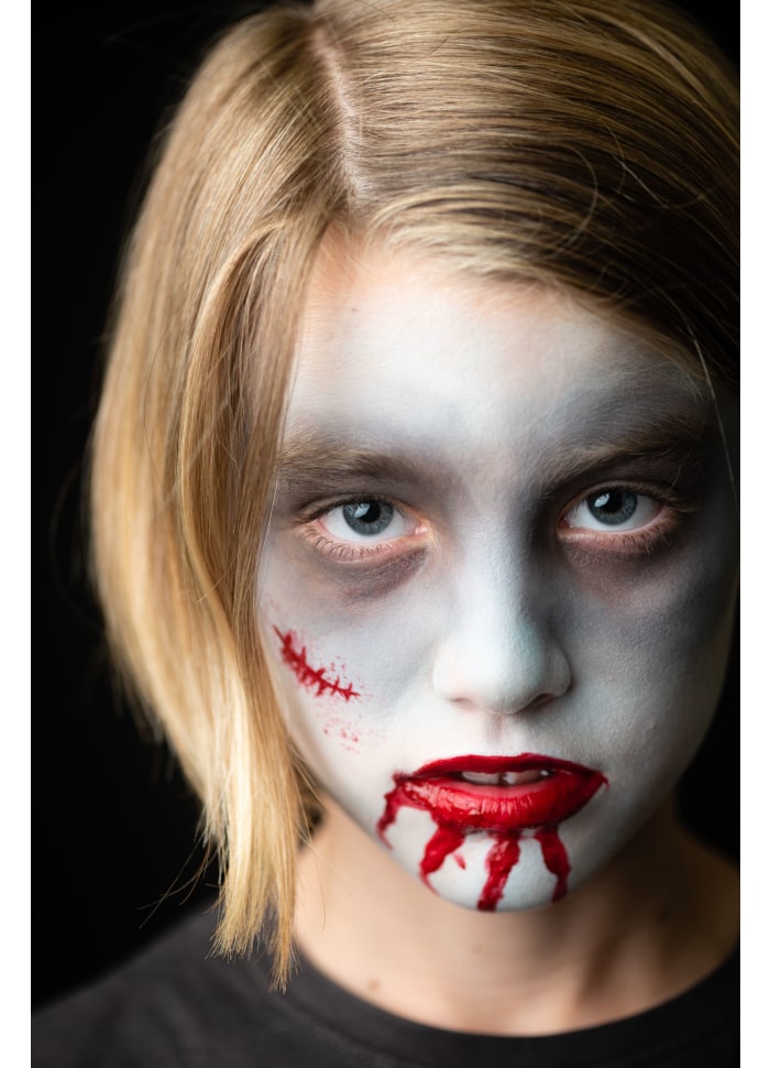 Lapsi halloween meikillä