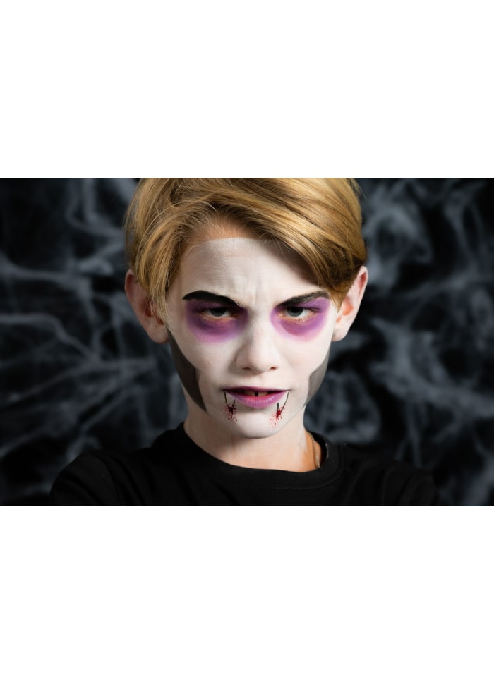 Lapset Halloween-meikin kanssa ja teeskentelevät verta