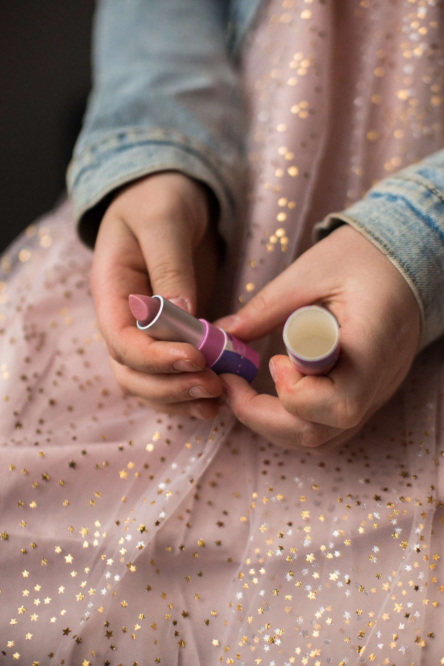 Børn maler deres læber med børns make-up