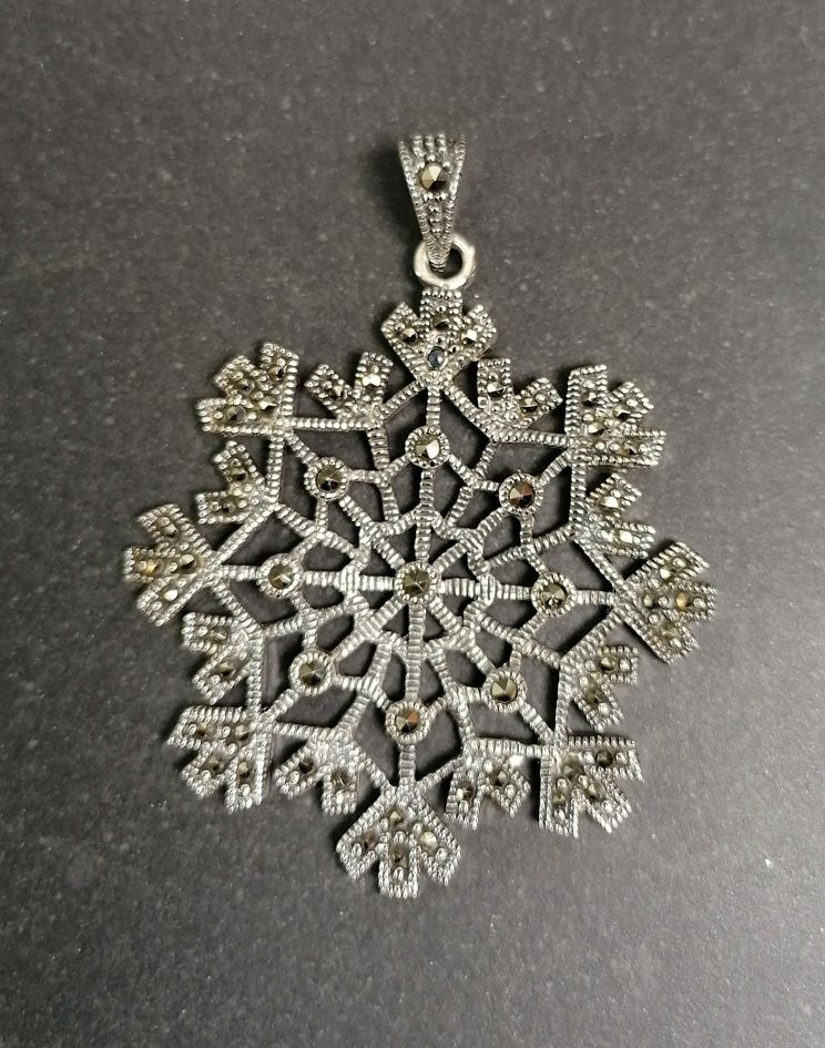 Snöflingestjärna Mandala Hänge i Silver / Markasit 