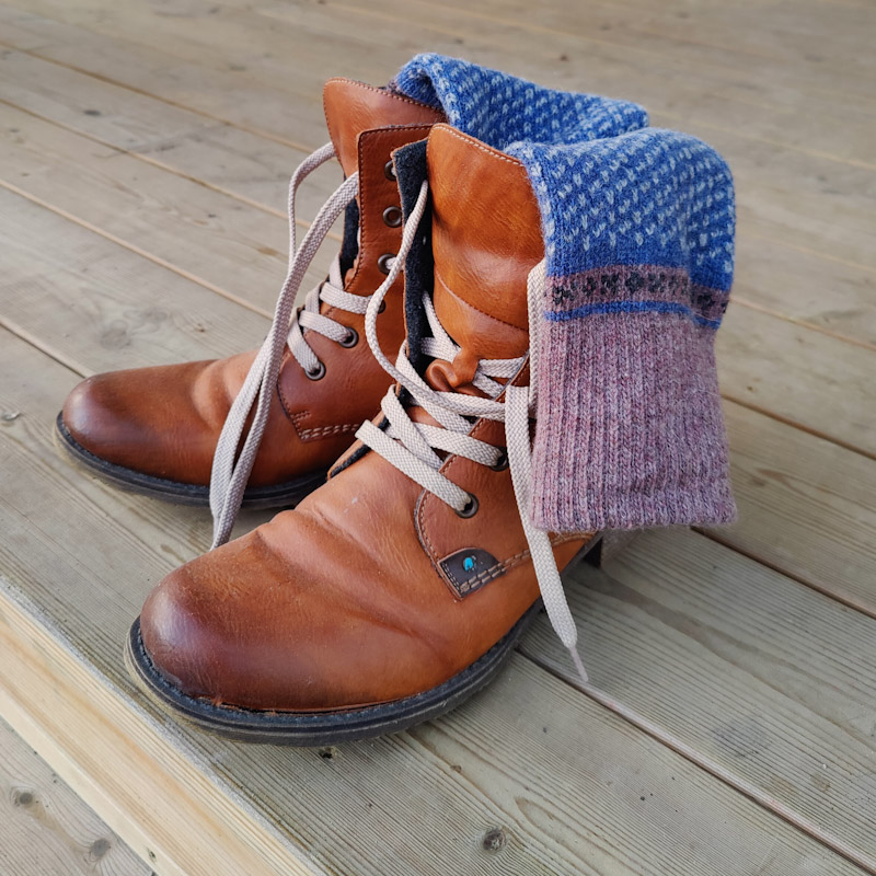 Skaftö marin knähög socka från Öjbro Vantfabrik