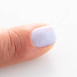 Finger med grått nagellack