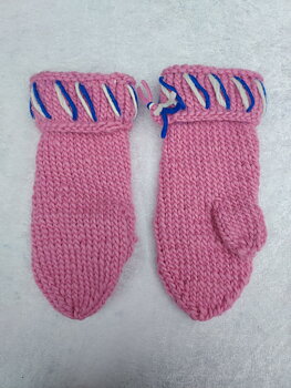 Handstickade lovikka vantar, 27.5cm, rosa med blått reflexmönster