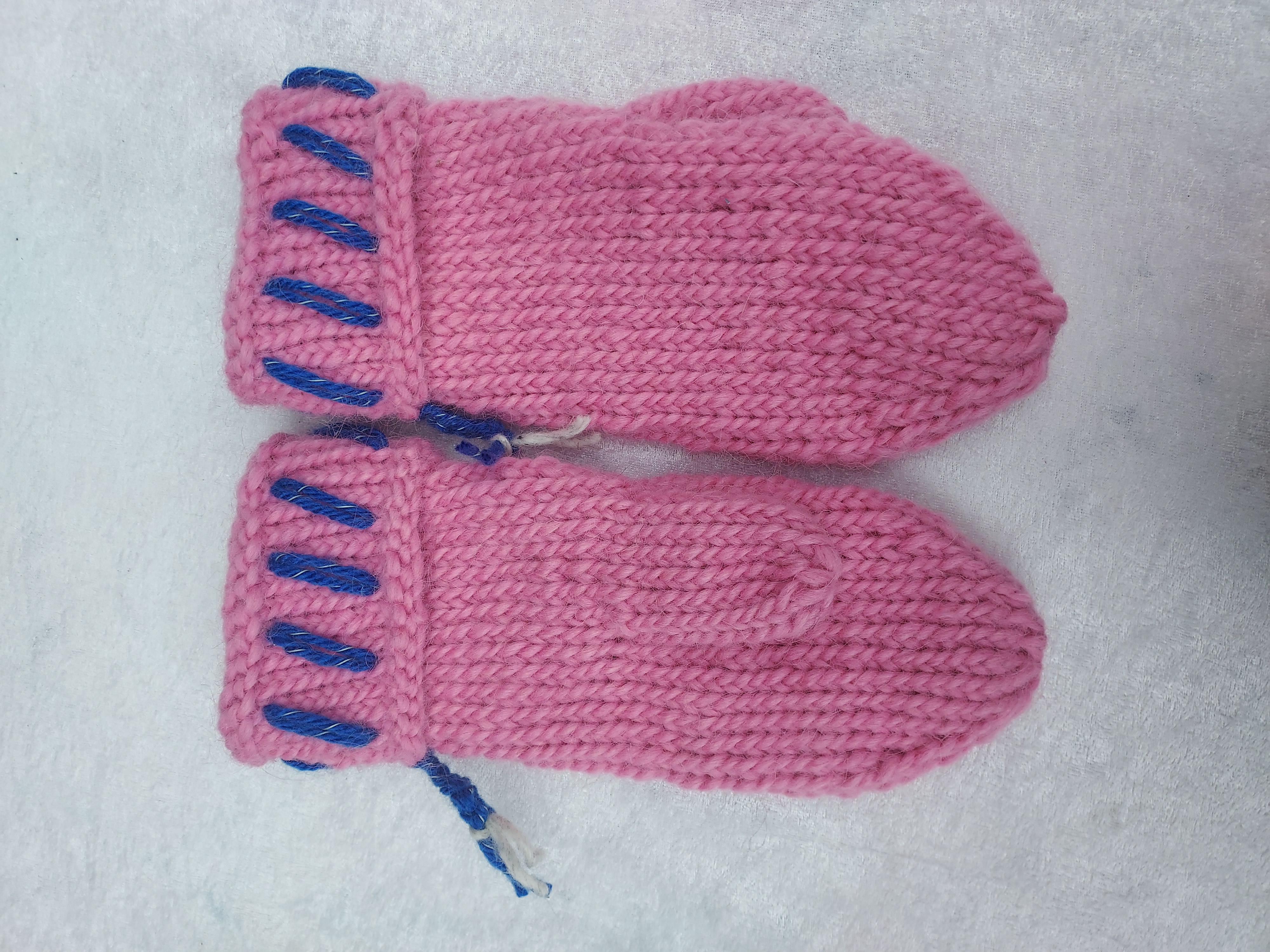 Handstickade lovikkavantar, rosa med blå reflexband, 27cm