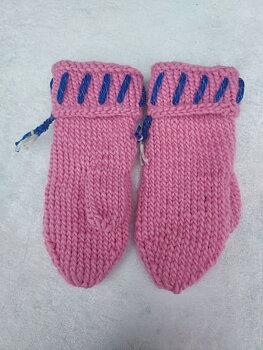Handstickade lovikkavantar, rosa med blå reflexband, 27cm