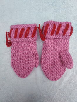 Handstickade lovikkavantar, rosa, med rött mönster,  23.5cm