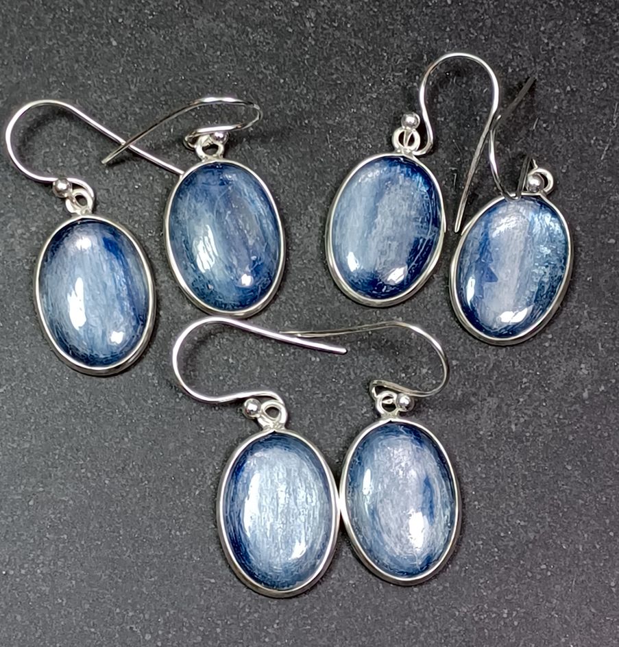 Silver Örhängen med Blå Kyanit Cabochoner - Smal Silver Infattning