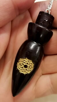 Svart Pendel i Trä med Mandala Mönster 