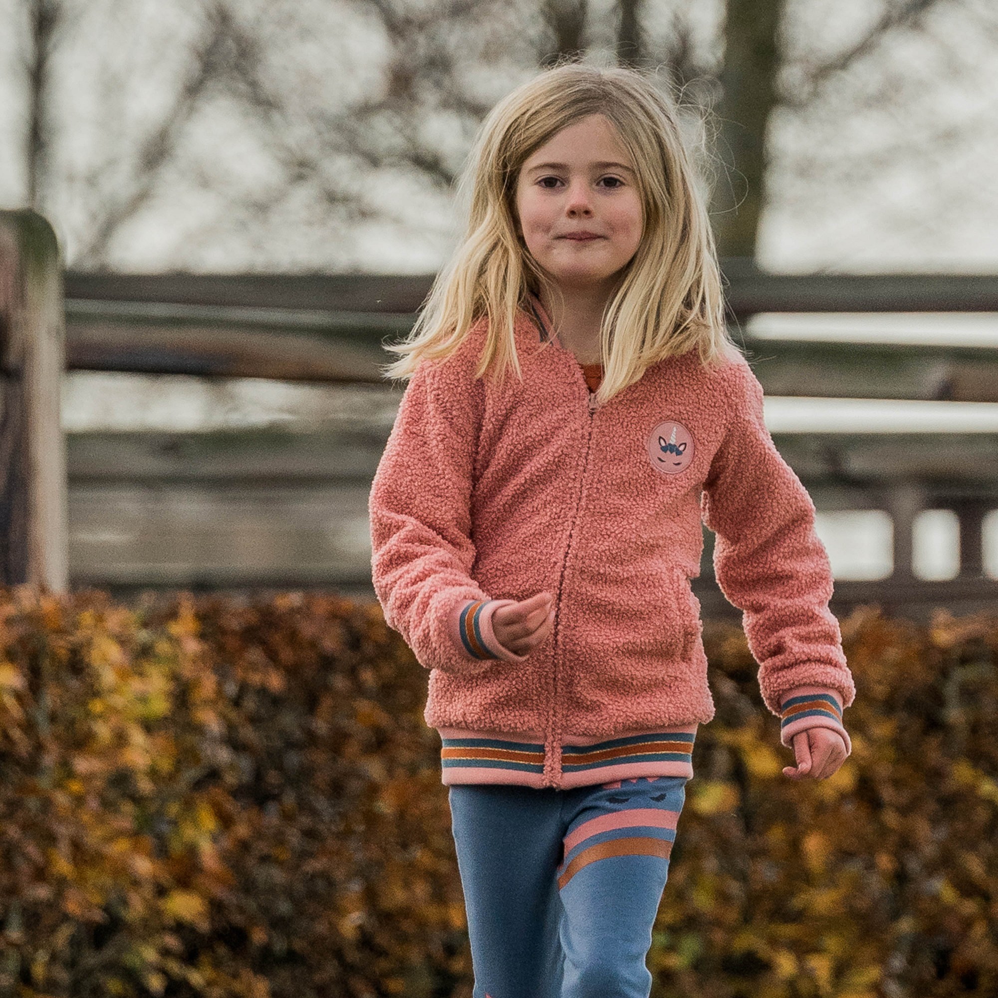Fleecejacka Kiddy med huva - garnet rose med Unicorn