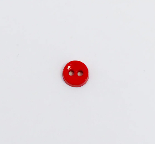 Knapp med 2 hål - mini röd (6 mm)