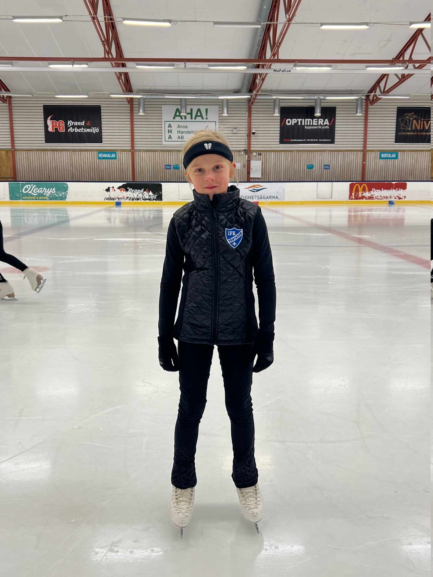 Svart klubbväst IFK Västerås konståkningsklubb - 2