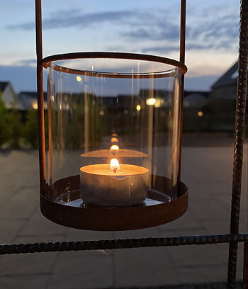 Hängande ljuslykta i glas och metall till armeringsnät