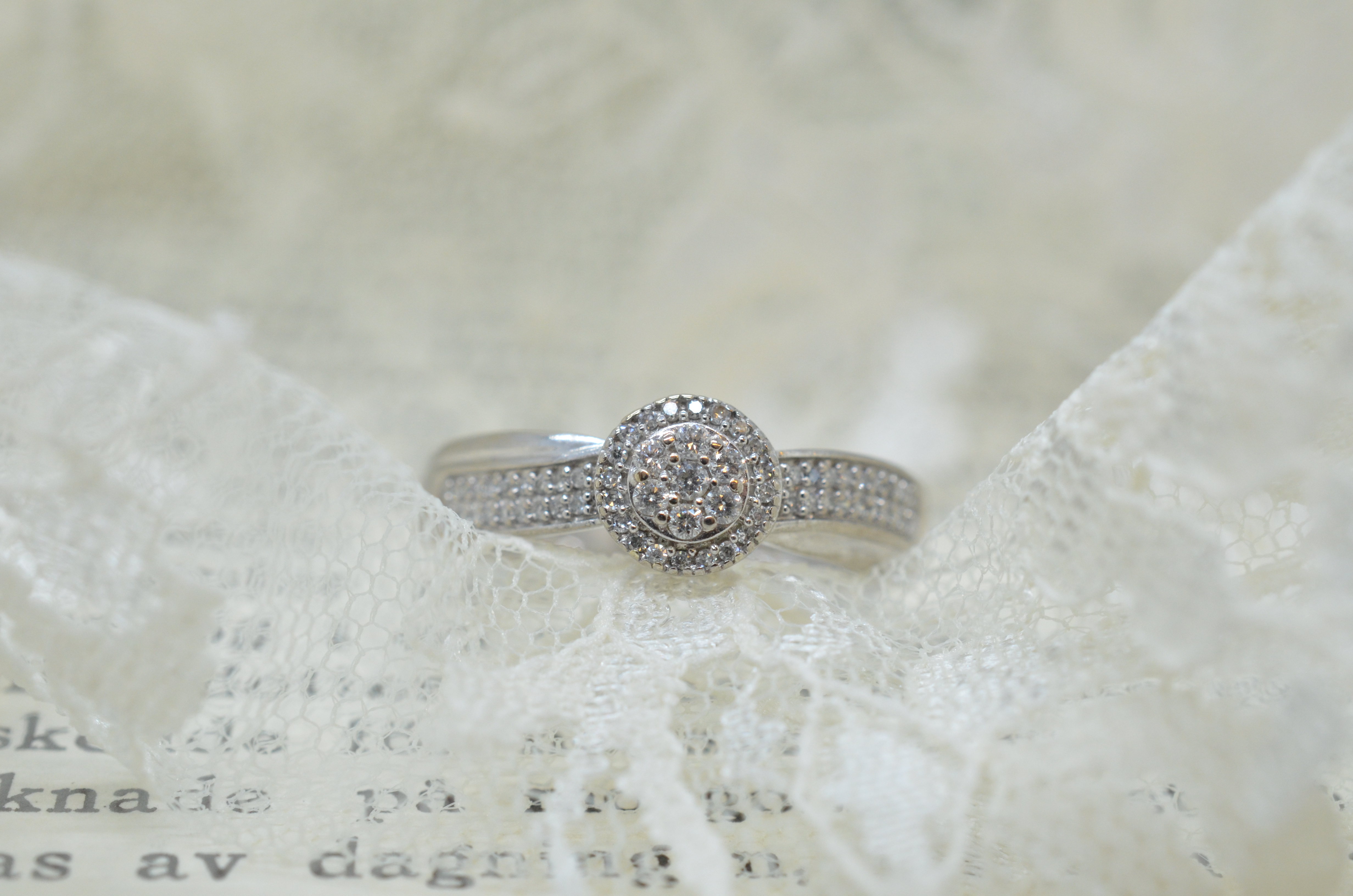 Second hand 18k white gold ring with diamonds 