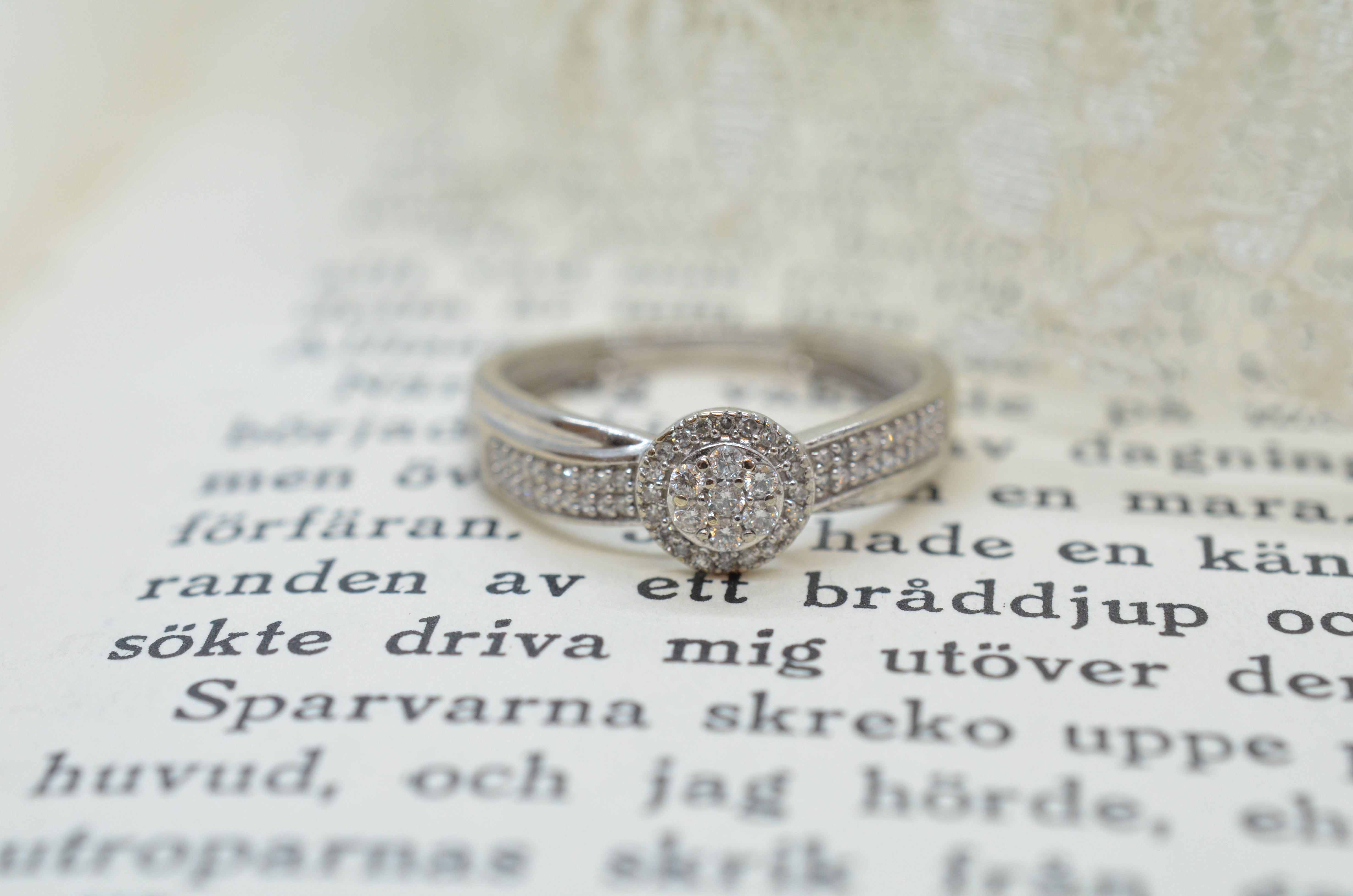 Second hand 18k white gold ring with diamonds  - 3