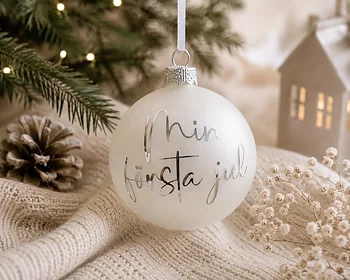 Personlig julkula – Min första jul – Vit med silvertext