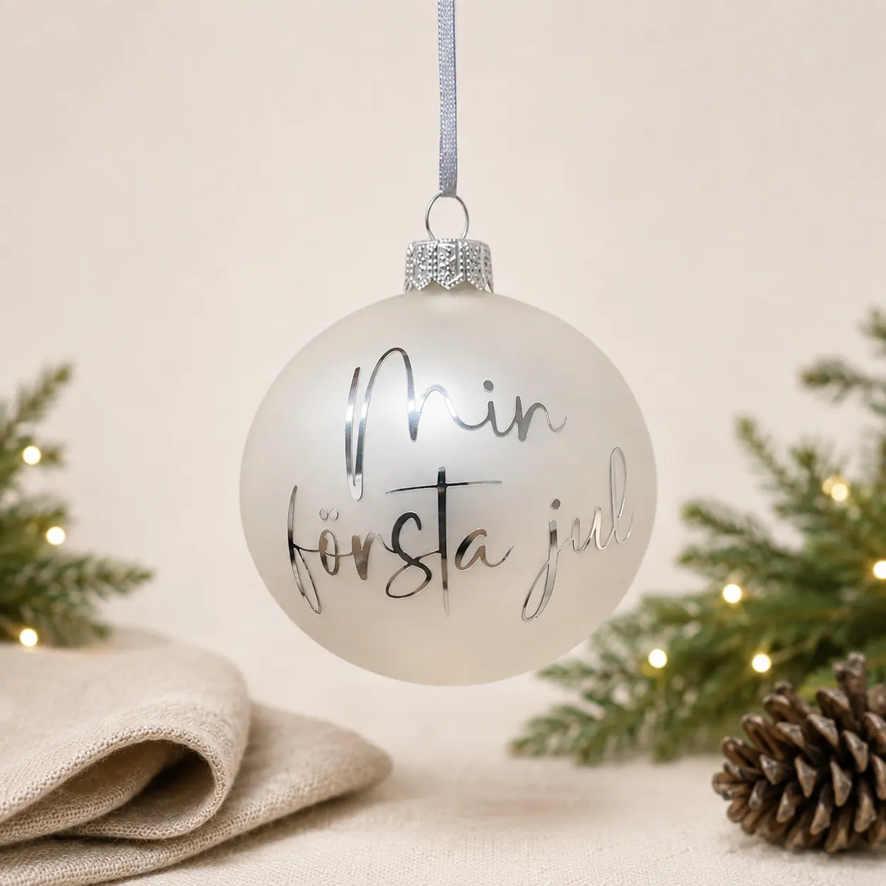 Personlig vit julkula med silvertext Min första jul