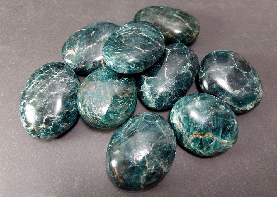 Blå-grön Apatit  -  Pebbles "No Worry Stone" 