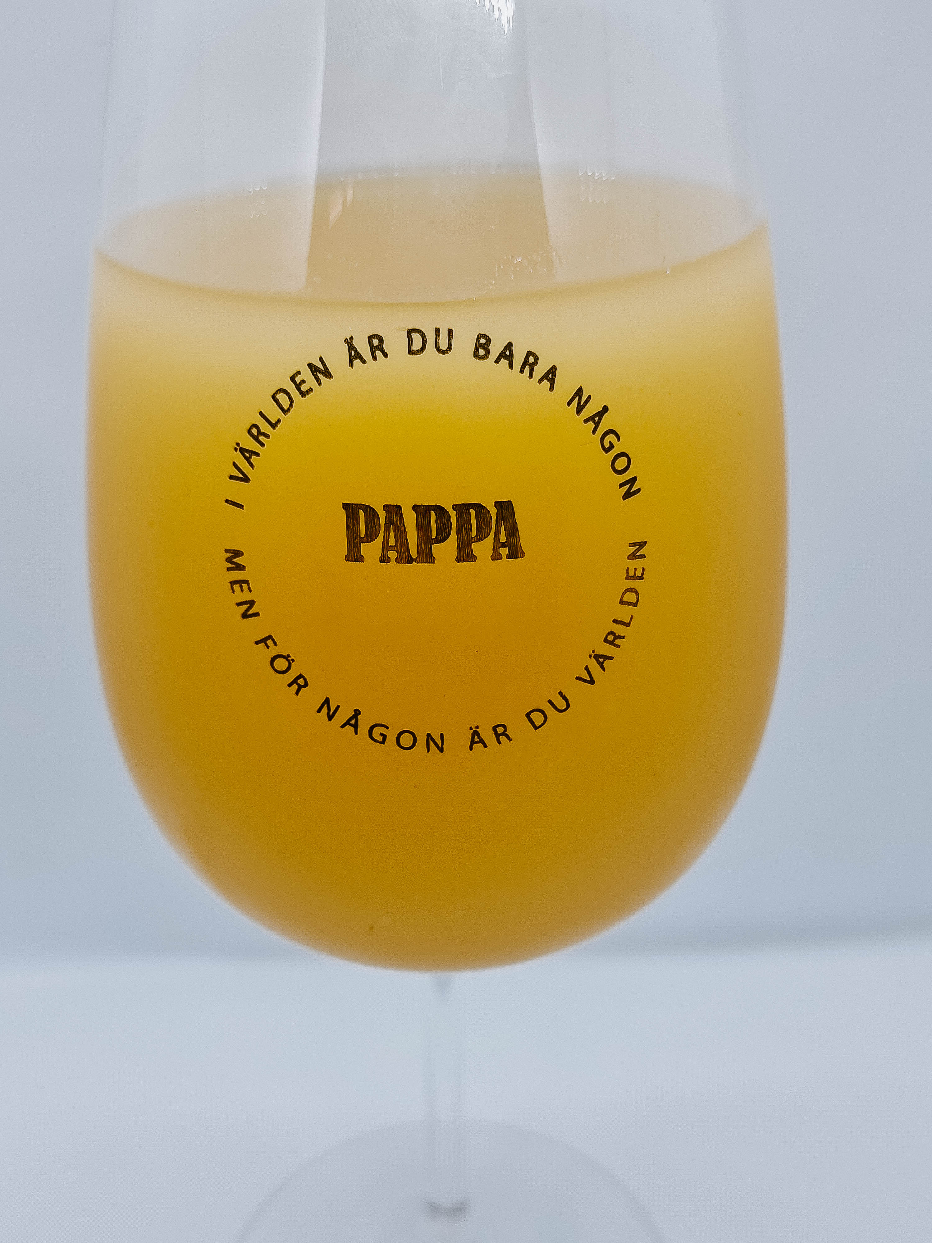 Vinglas med graverad pappa