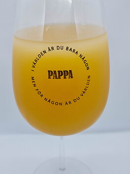 Vinglas med graverad pappa