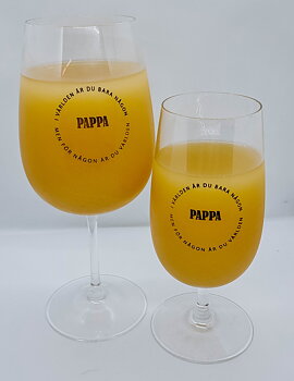 Vinglas med graverad pappa
