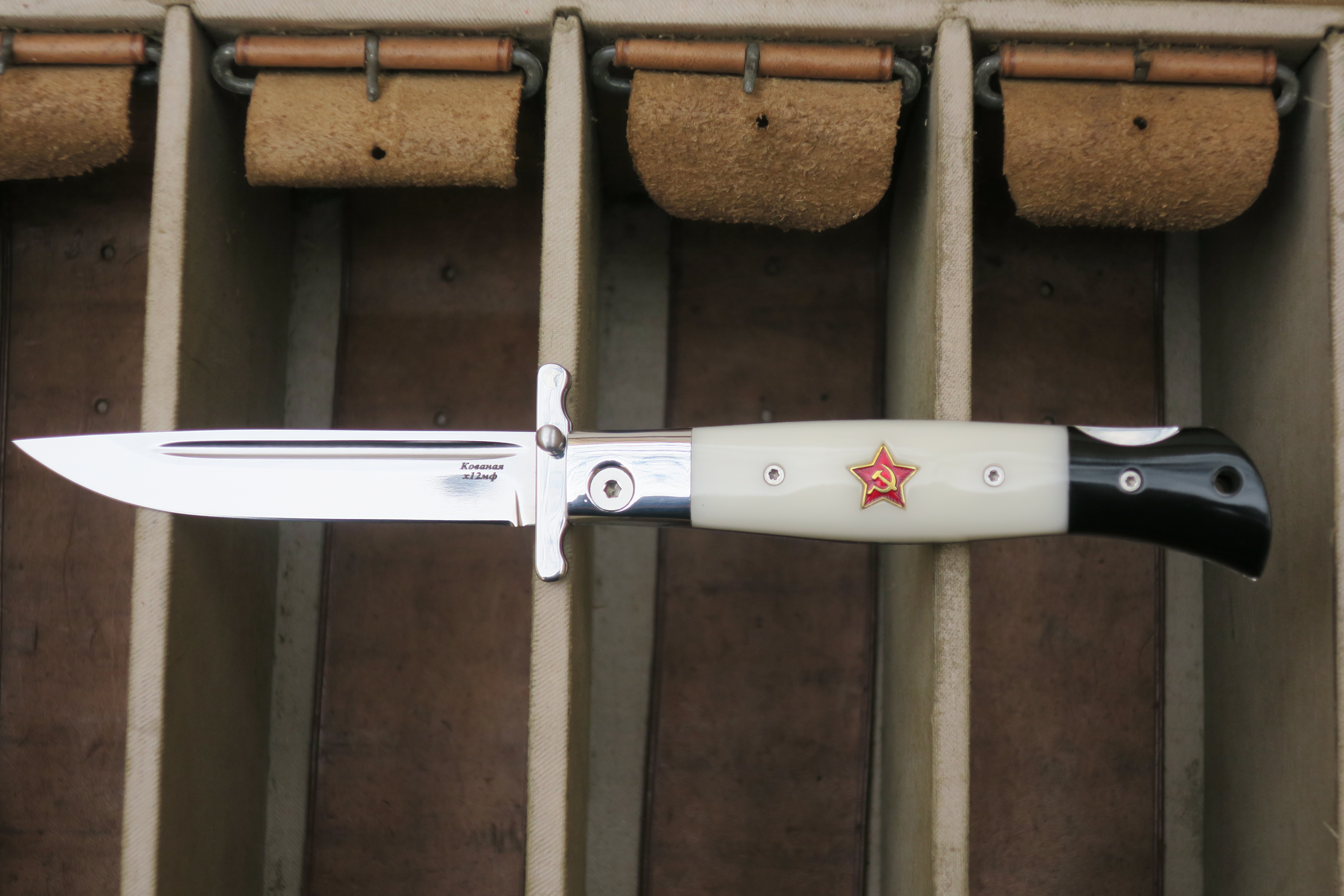 Kraftfull fällkniv med rötter i WWII - nytillverkad