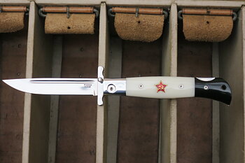 Kraftfull fällkniv med rötter i WWII - nytillverkad