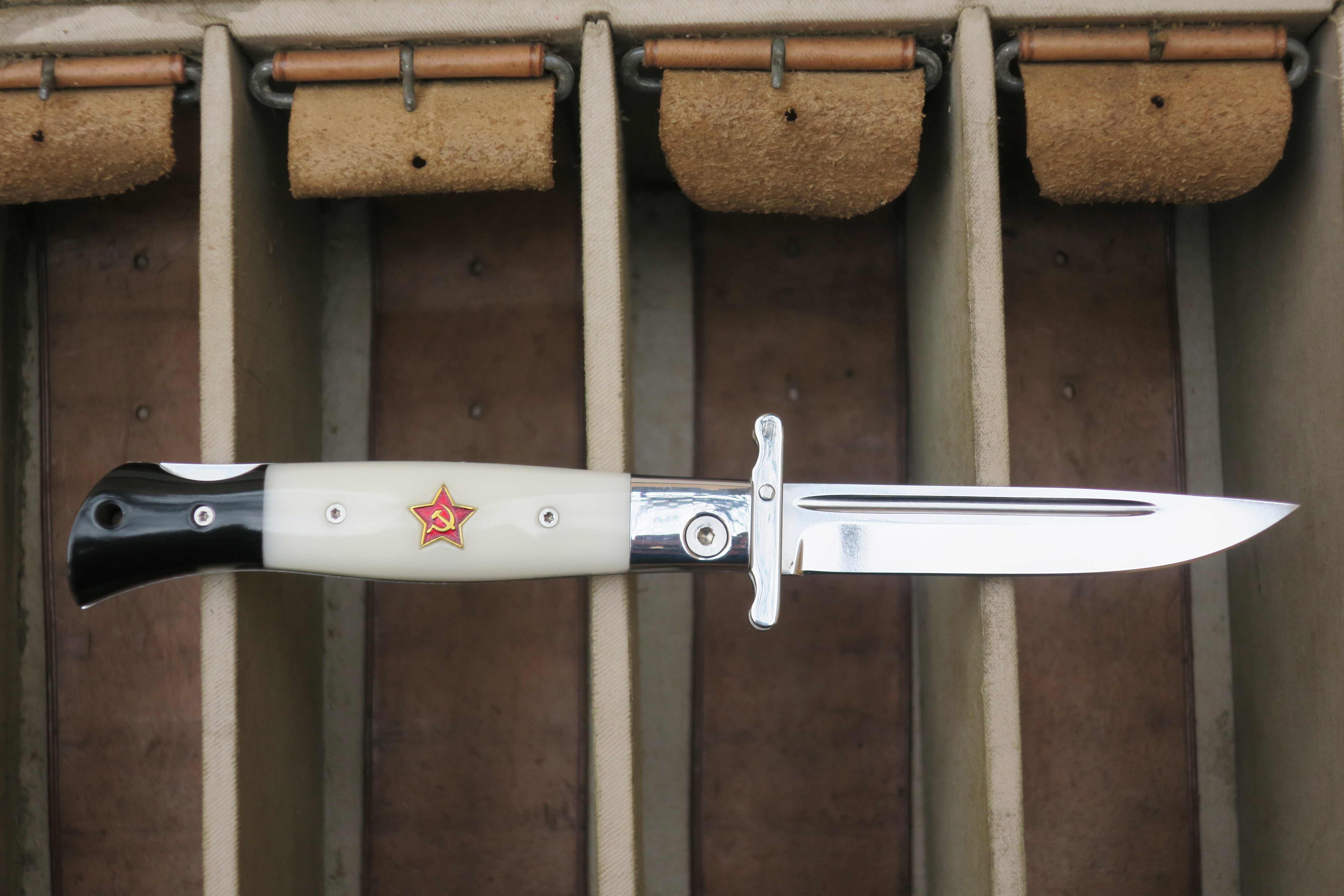 Kraftfull fällkniv med rötter i WWII - nytillverkad - 2
