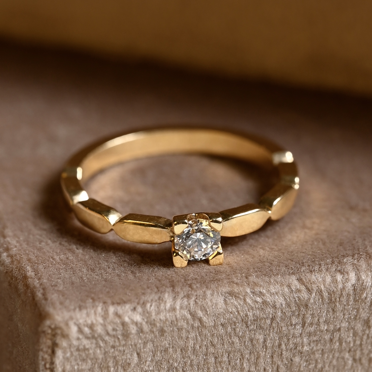 Ring Frida handgjord diamant guld 18 karat