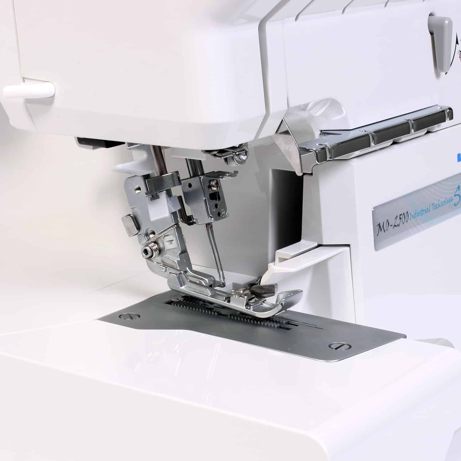 JUKI MO-2500. 2/3/4-trådig overlock med automatisk luftpåträdning, automatisk nålpåträdare, mikrolyft, ljudreducering, knälyft m.m. - 5