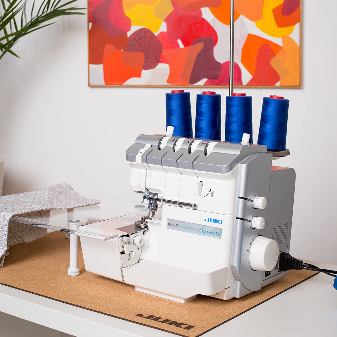 JUKI MO-2500. 2/3/4-trådig overlock med automatisk luftpåträdning, automatisk nålpåträdare, mikrolyft, ljudreducering, knälyft m.m. - 2