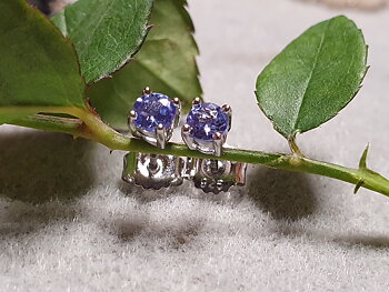Tanzanite ear stud approx. 4mm faceted stone, claw setting 925-silver