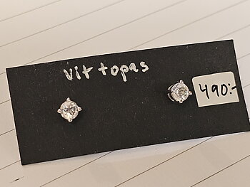 Vit topas örstick 4mm fas. kloinfattad sten, 925-silver 
