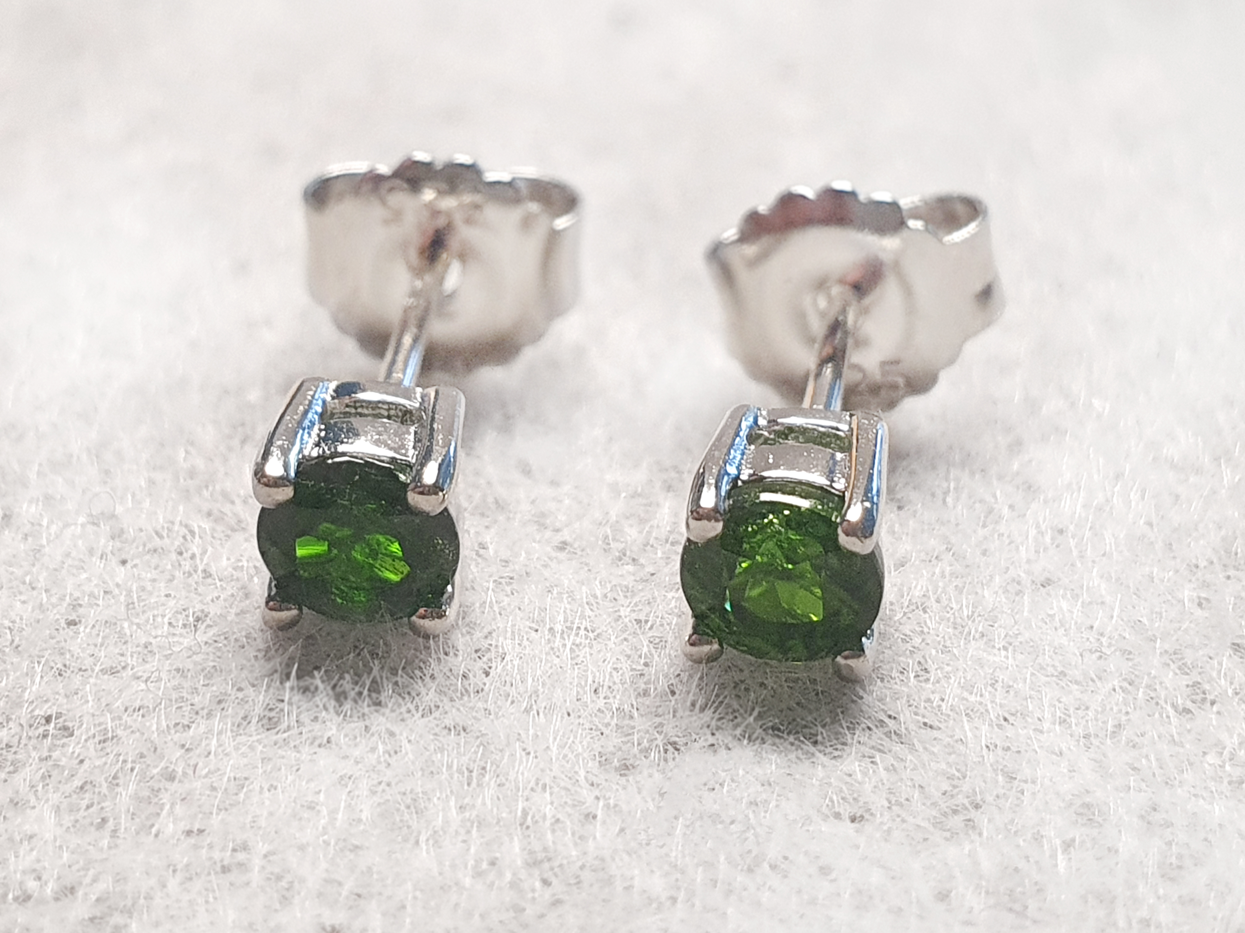 Chrome diopside ear stud 4mm phase. stone claw setting, 925-silver (AAA)