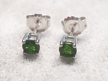 Chrome diopside ear stud 4mm phase. stone claw setting, 925-silver (AAA)