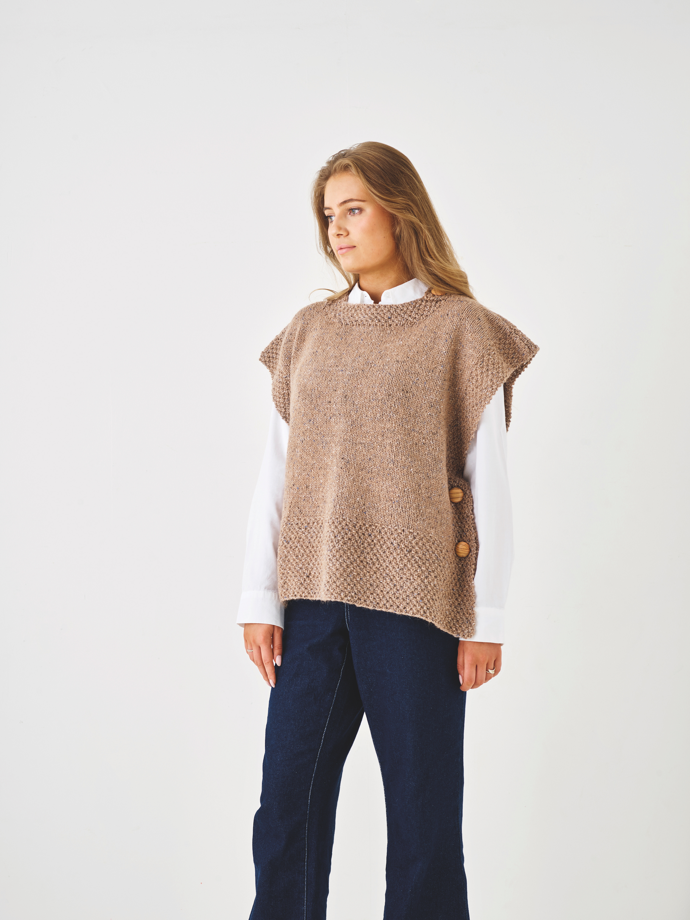 Poncho med mosstickning - Hilde 890624