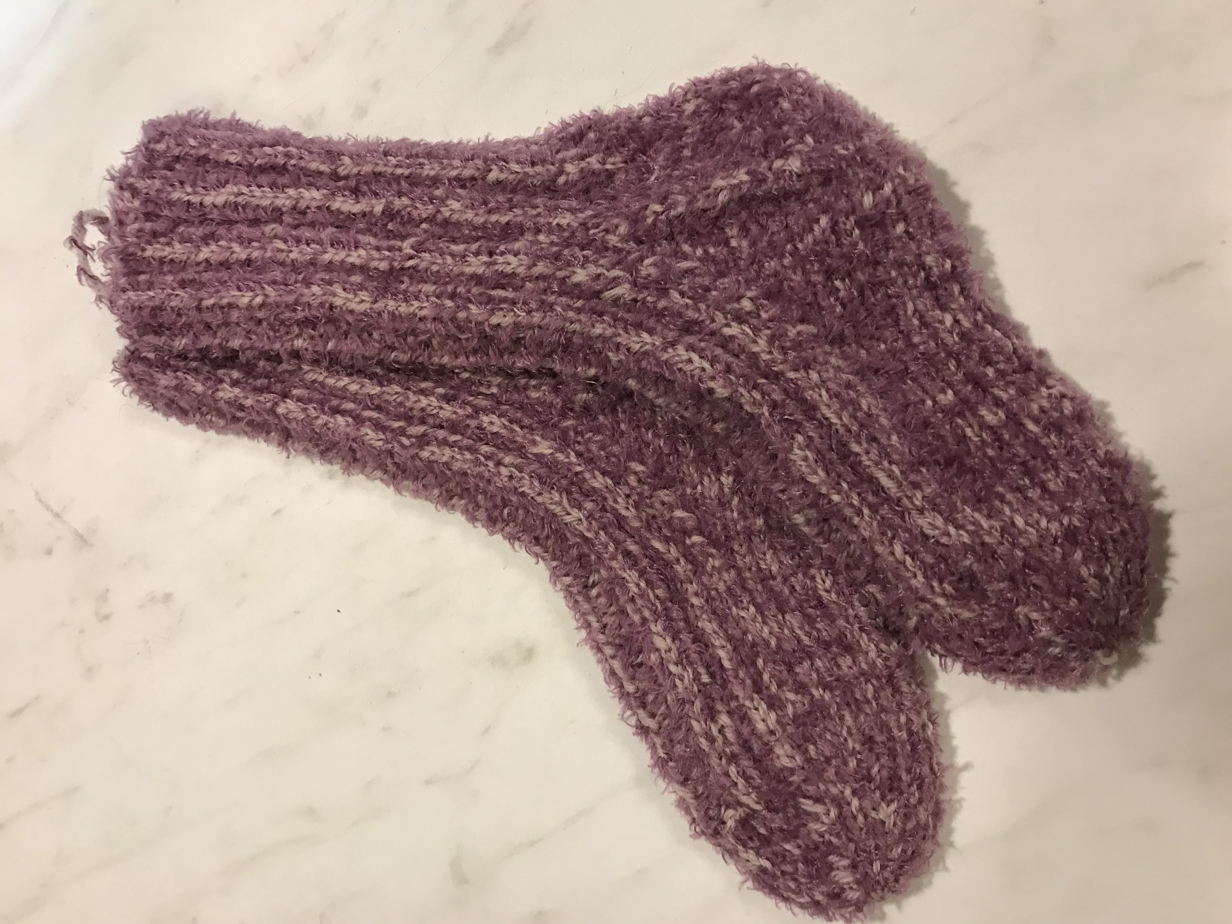 Handstickade strumpor i  ca 4 år.