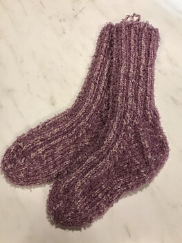 Handstickade strumpor i  ca 4 år.