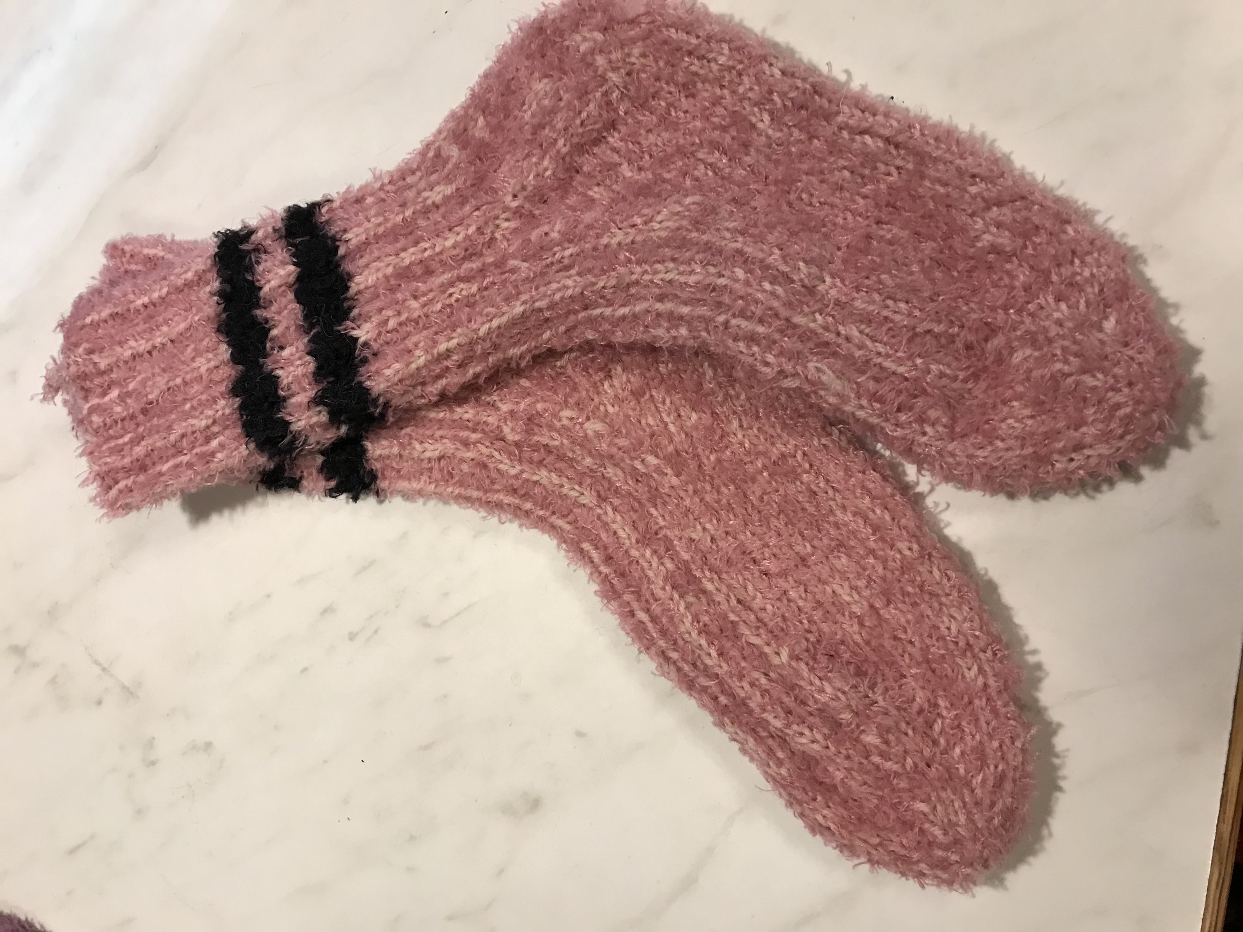 Handstickade strumpor, ca 6 år