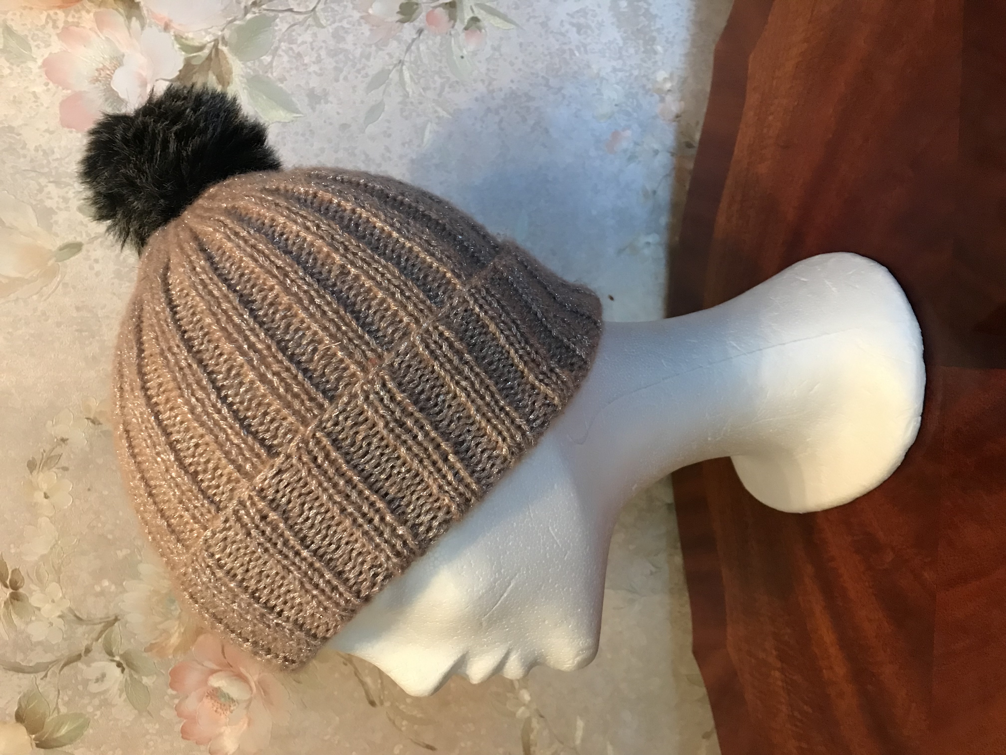 Ribbstickad mössa i glittrigt garn