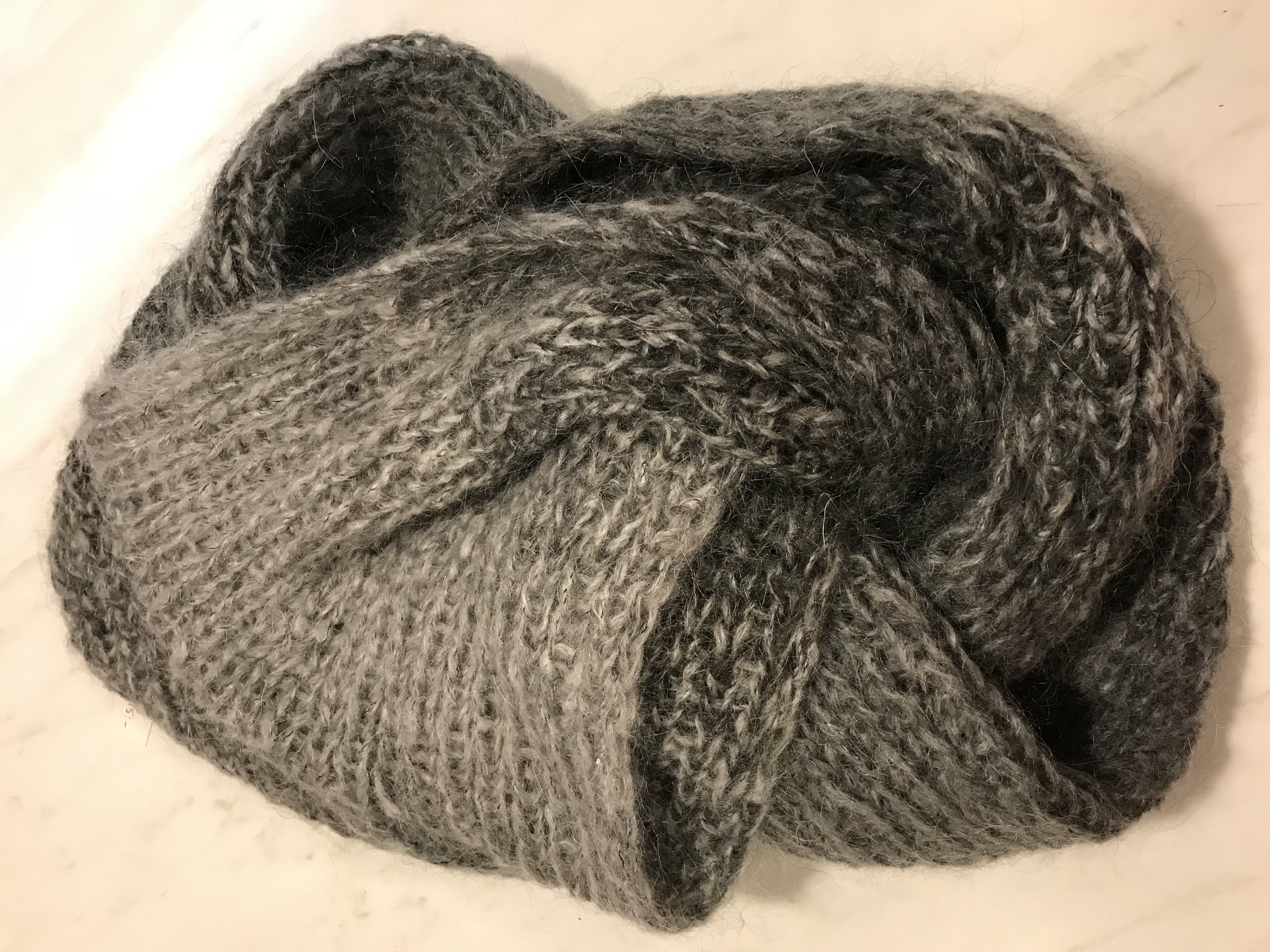 Ribbstickad halskrage i mohair.