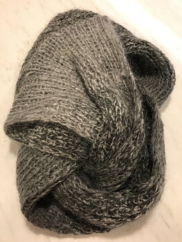 Ribbstickad halskrage i mohair.