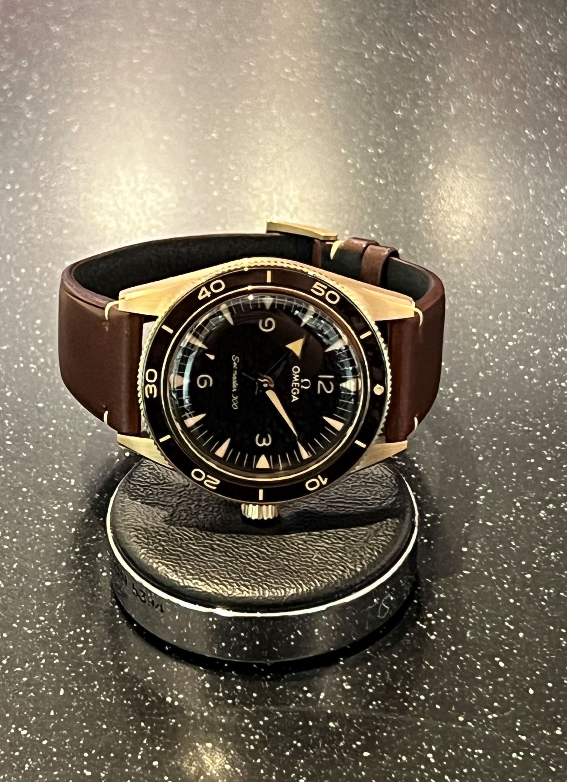 SÅLD 8 september 2023 för 99.900:- Omega Seamaster 300 Master Co-Axial Chronometer 41 bronsguld 9 k