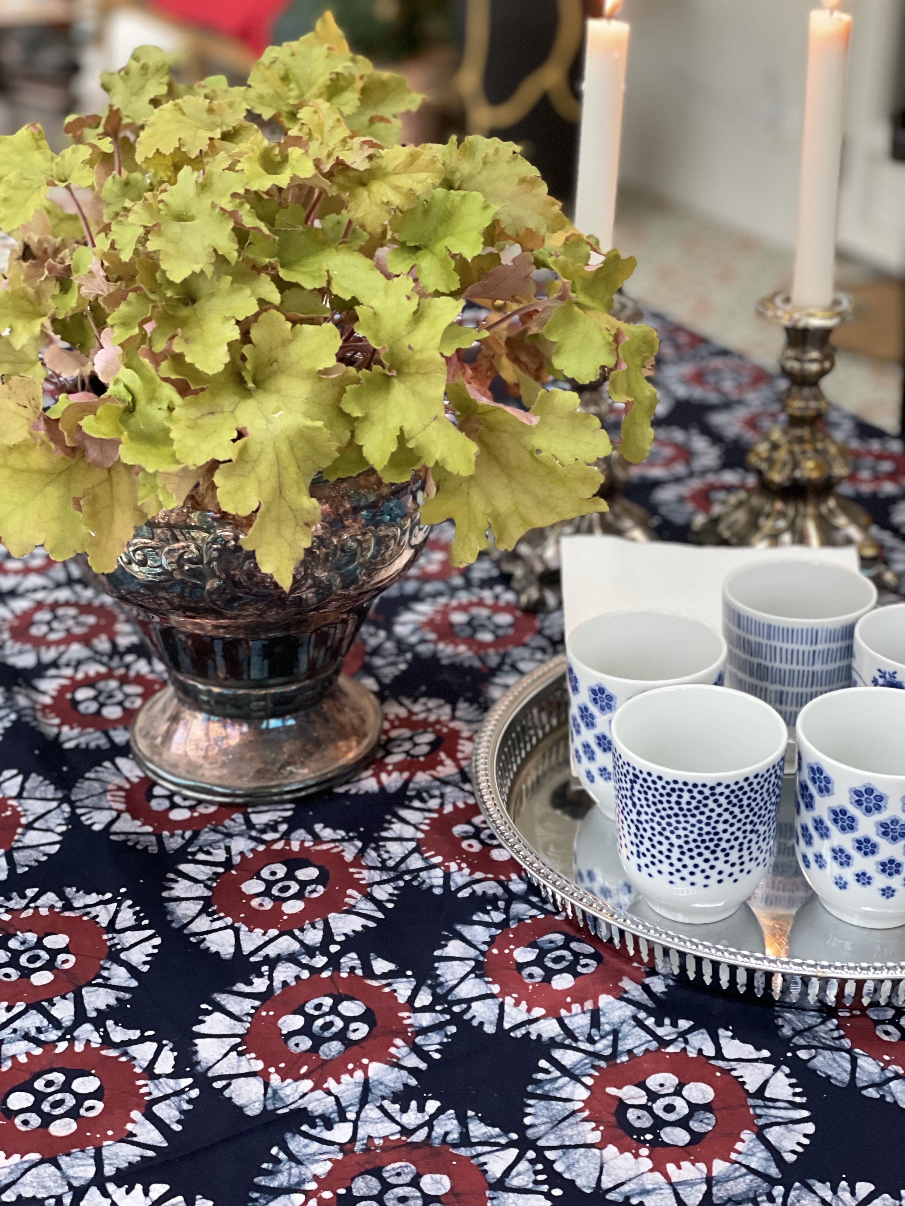 Duk blå, röd och vit batik